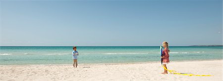 Children playing with kite at the beach Stock Photo - Premium Royalty-Free, Code: 632-05844983