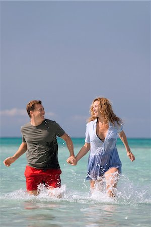 simsearch:632-05845211,k - Couple walking in water, holding hands Stock Photo - Premium Royalty-Free, Code: 632-05845013
