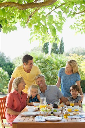Famille multigénérationnelle, prenant son petit déjeuner à l'extérieur Photographie de stock - Premium Libres de Droits, Code: 632-05845094