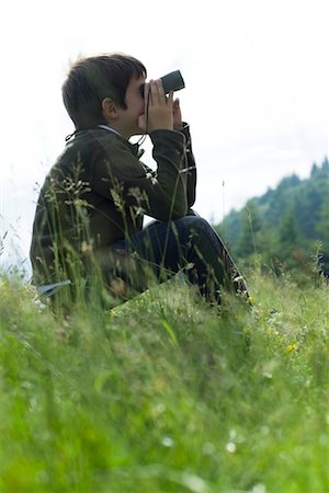 simsearch:633-05401710,k - Boy sitting in meadow looking through binoculars Stock Photo - Premium Royalty-Free, Code: 632-05845409