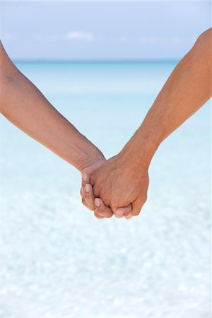 romantic couple holding hands - Couple holding hands, cropped Foto de stock - Sin royalties Premium, Código: 632-05845465