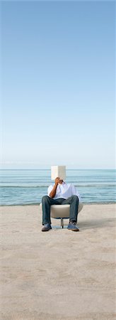 Livre de lecture de l'homme sur la plage Photographie de stock - Premium Libres de Droits, Code: 632-05845640