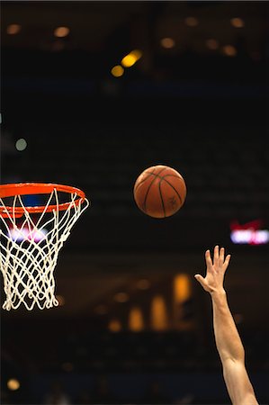 simsearch:632-06317210,k - Basketball player throwing ball toward basketball hoop, cropped Foto de stock - Sin royalties Premium, Código: 632-05991341