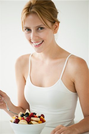 Young woman with bowl of fruit Foto de stock - Sin royalties Premium, Código: 632-06029326