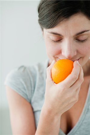 smell - Woman smelling fresh orange Foto de stock - Sin royalties Premium, Código: 632-06029835