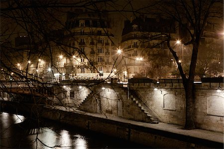 paris street lamps - Bank of Seine river by night, Paris, France Foto de stock - Sin royalties Premium, Código: 632-06118419