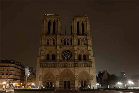 paris street lamps - France, Paris, Notre Dame de Paris illuminated at night Foto de stock - Sin royalties Premium, Código: 632-06118725