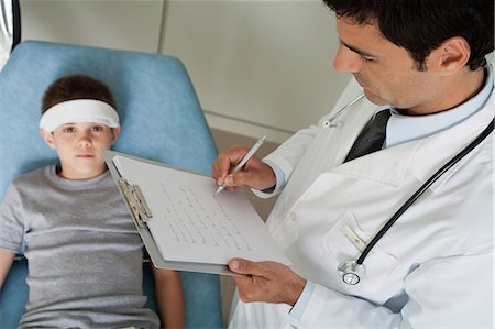 simsearch:694-03331631,k - Doctor monitoring young patient with bandage on his head Stock Photo - Premium Royalty-Free, Code: 632-06354313