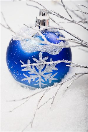simsearch:632-06354416,k - Blue bauble in snow Stock Photo - Premium Royalty-Free, Code: 632-06354350