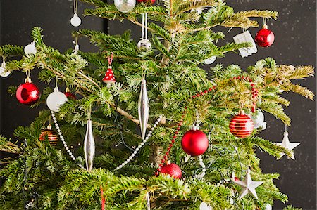 simsearch:632-06404194,k - Christmas ornaments on Christmas tree Foto de stock - Sin royalties Premium, Código: 632-06404201