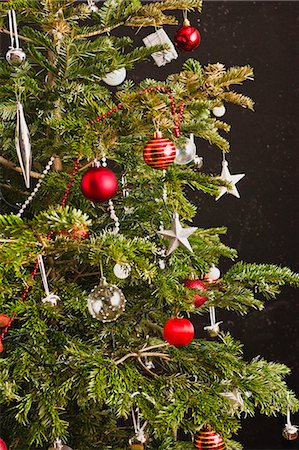 simsearch:632-06404194,k - Christmas ornaments on Christmas tree Foto de stock - Sin royalties Premium, Código: 632-06404238