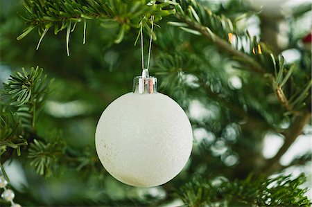 simsearch:632-06404194,k - Christmas ornament on tree Foto de stock - Sin royalties Premium, Código: 632-06404239