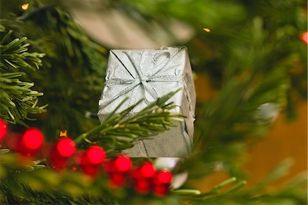 simsearch:632-06404194,k - Christmas ornament shaped like a gift Foto de stock - Sin royalties Premium, Código: 632-06404399