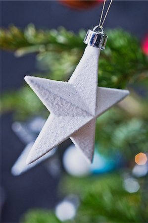 simsearch:632-06404194,k - Star shaped Christmas ornament Foto de stock - Sin royalties Premium, Código: 632-06404424