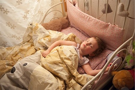 simsearch:640-06963757,k - Little girl sleeping in bed, high angle view Stock Photo - Premium Royalty-Free, Code: 632-06967628