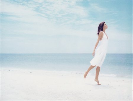 Woman standing on one leg on beach, side view Photographie de stock - Premium Libres de Droits, Code: 632-07161269