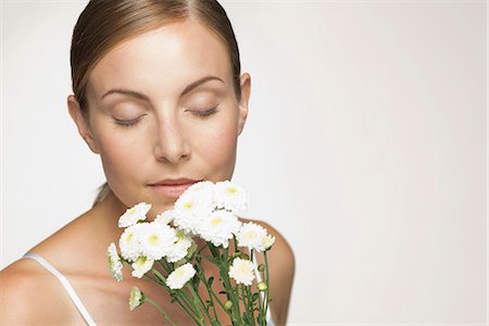 smell - Young woman enjoying fragrence of bouquet of daisies Foto de stock - Sin royalties Premium, Código: 632-07161379