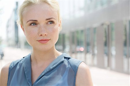 smiling portrait looking away - Young woman, portrait Photographie de stock - Premium Libres de Droits, Code: 632-07161610