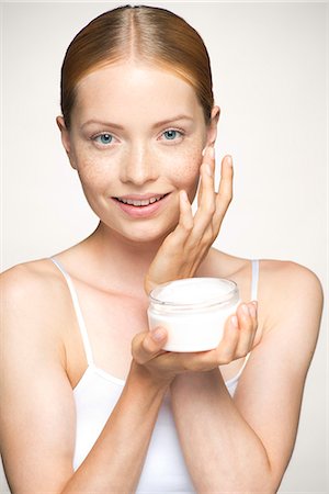 prevention - Young woman moisturizing face Photographie de stock - Premium Libres de Droits, Code: 632-07494933