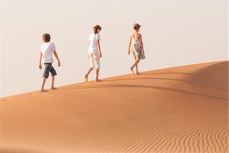 Children walking in desert Foto de stock - Sin royalties Premium, Código: 632-07495021