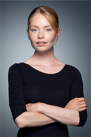 Young woman with arms folded, portrait Photographie de stock - Premium Libres de Droits, Code: 632-07674654