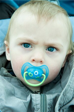 simsearch:649-06533379,k - Baby with pacifier in mouth, portrait Photographie de stock - Premium Libres de Droits, Code: 632-07674749