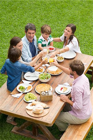 family salad - Family and friends gather for picnic Stock Photo - Premium Royalty-Free, Code: 632-08001654