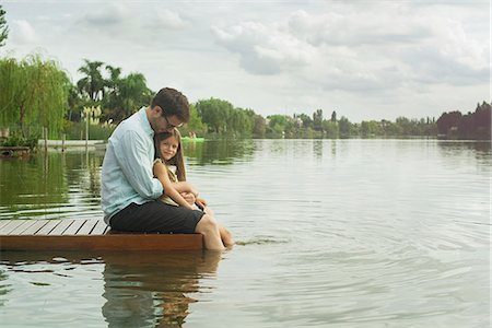 river photos - Father and young daughter sitting on dock with legs dangling in lake Foto de stock - Sin royalties Premium, Código: 632-08129950