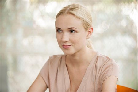 simsearch:632-08130128,k - Woman looking away, smiling, portrait Stock Photo - Premium Royalty-Free, Code: 632-08130130
