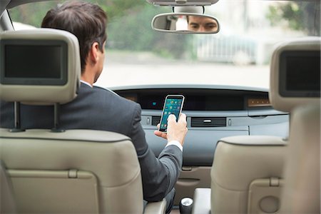 Using smartphone while driving Foto de stock - Sin royalties Premium, Código: 632-08227416