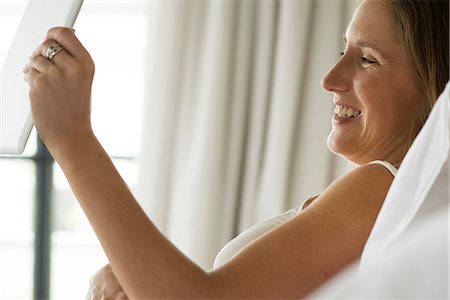 pregnant low angle - Pregnant woman using digital tablet to video chat with friends and family Stock Photo - Premium Royalty-Free, Code: 632-08227613