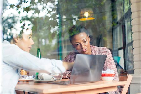 Colleagues discussing work in coffee shop Stock Photo - Premium Royalty-Free, Code: 632-08331400