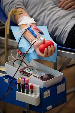 sangre - Person donating blood, cropped Foto de stock - Sin royalties Premium, Código: 632-08331435