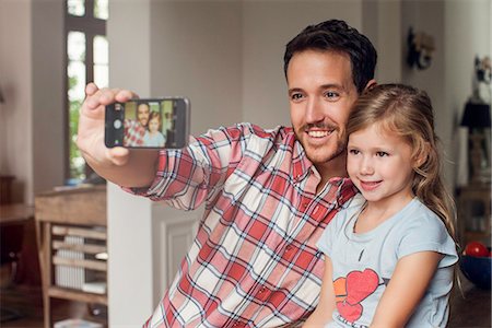 digital display - Father posing for selfie with daughter Stock Photo - Premium Royalty-Free, Code: 632-08545939