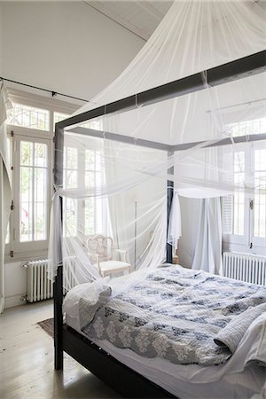 Canopy bed with mosquito netting Foto de stock - Sin royalties Premium, Código: 632-08698626