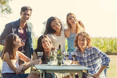 Friends posing for photo during outdoor meal together Foto de stock - Sin royalties Premium, Código: 632-08886388