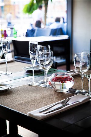 fine dining restaurant - Place setting on restaurant table Foto de stock - Sin royalties Premium, Código: 632-08886772