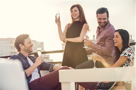 simsearch:614-07486947,k - Group of friends relaxing with wine outdoors Foto de stock - Sin royalties Premium, Código: 632-08993414