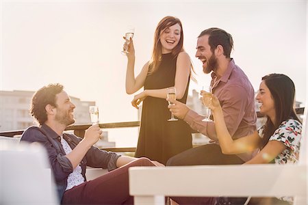 simsearch:614-07486947,k - Group of friends relaxing with wine outdoors Foto de stock - Sin royalties Premium, Código: 632-08993416