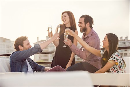 simsearch:614-07486947,k - Friends drinking champagne together outdoors Foto de stock - Sin royalties Premium, Código: 632-08993413