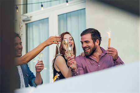 simsearch:614-07486947,k - Friends drinking champagne together outdoors Foto de stock - Sin royalties Premium, Código: 632-08993474