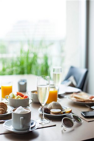 Breakfast and champagne on table in cafe Foto de stock - Sin royalties Premium, Código: 632-09021484