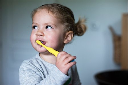 simsearch:632-05554011,k - Little girl brushing her teeth Stock Photo - Premium Royalty-Free, Code: 632-09039928