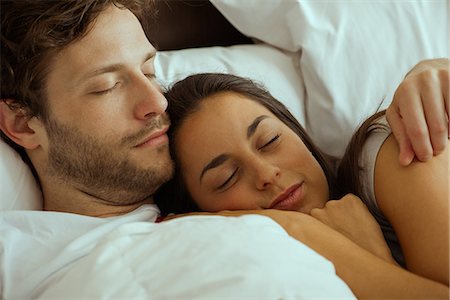 romantic couple bed - Couple resting and embracing in bed Photographie de stock - Premium Libres de Droits, Code: 632-09039999