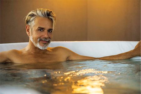 relaxar - Man soaking in hot tub Foto de stock - Royalty Free Premium, Número: 632-09140280