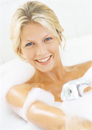 Woman in bathtub, smiling at camera, head and shoulders Stock Photo - Premium Royalty-Free, Code: 632-01146559