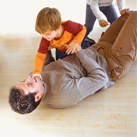 Children playing with father on the floor Foto de stock - Sin royalties Premium, Código: 632-01147934