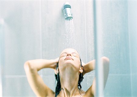 Femme prenant la douche, la tête en arrière, en gros plan. Photographie de stock - Premium Libres de Droits, Code: 632-01148796