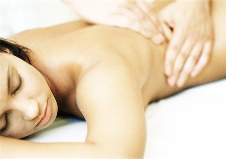 simsearch:696-03400314,k - Femme jouissant de massage, gros plan. Photographie de stock - Premium Libres de Droits, Code: 632-01148811