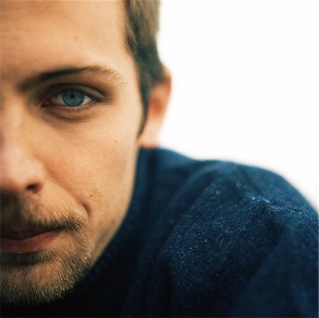 stalemate - Young man looking into camera, partial view, close-up, portrait Foto de stock - Sin royalties Premium, Código: 632-01141143